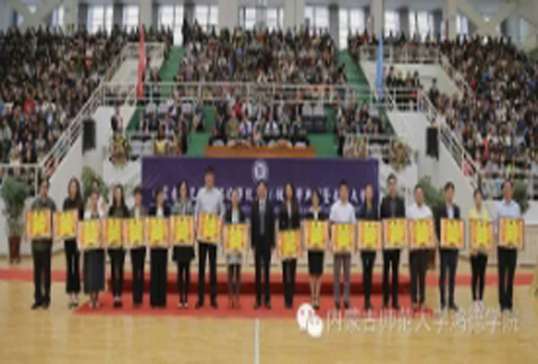 我院舉行2016級開學(xué)典禮暨表彰大會 英國特蘭米爾流浪者足球俱樂部主席馬克·帕利奧斯應(yīng)邀出席