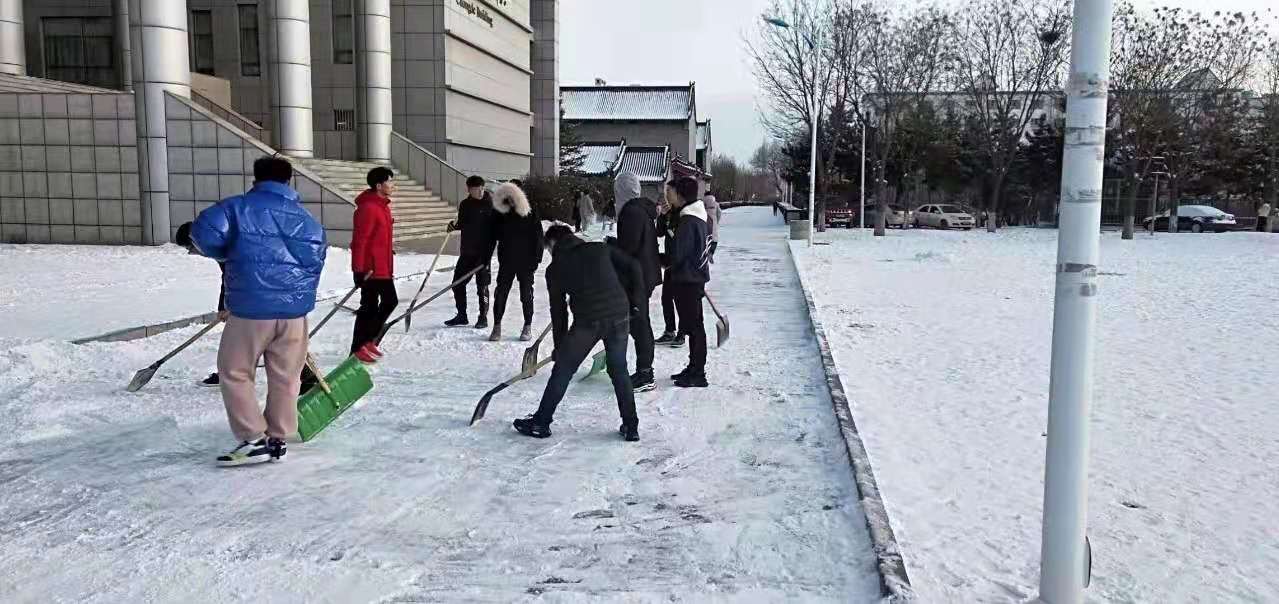 “掃雪活動,溫暖人心”——團委組織學生干部開展掃雪活動