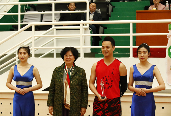 第三屆籃球賽閉幕 冠軍隊(duì)人文系：比賽獲勝，是偶然亦是必然