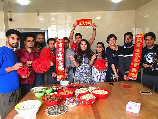 福星高照全家福 春光耀輝滿堂春——我院外事辦舉行“外國留學(xué)生體驗(yàn)中國年”活動(dòng)