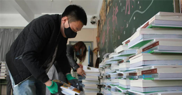 鴻德學院免費郵寄教材助力在線教學