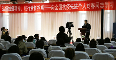 向身邊的榜樣學(xué)習(xí)！抗疫英雄劉春給鴻德學(xué)子講述“逆行媒體人”的責(zé)任擔(dān)當(dāng)