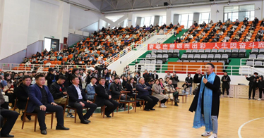 央視著名主持人尼格買提走進內蒙古鴻德文理學院，與師生聊《一夜長大》非一日之功