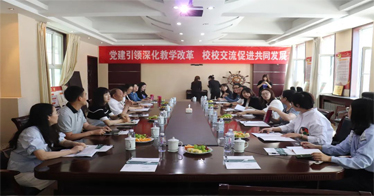 內蒙古工業(yè)大學會計系全體教師蒞臨鴻德財會系參觀交流