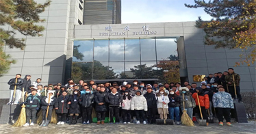 財會系組織師生清掃校園道路積雪