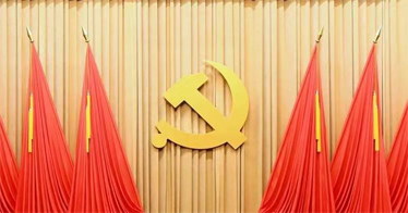 “黨政軍民學,東西南北中,黨是領導一切的”