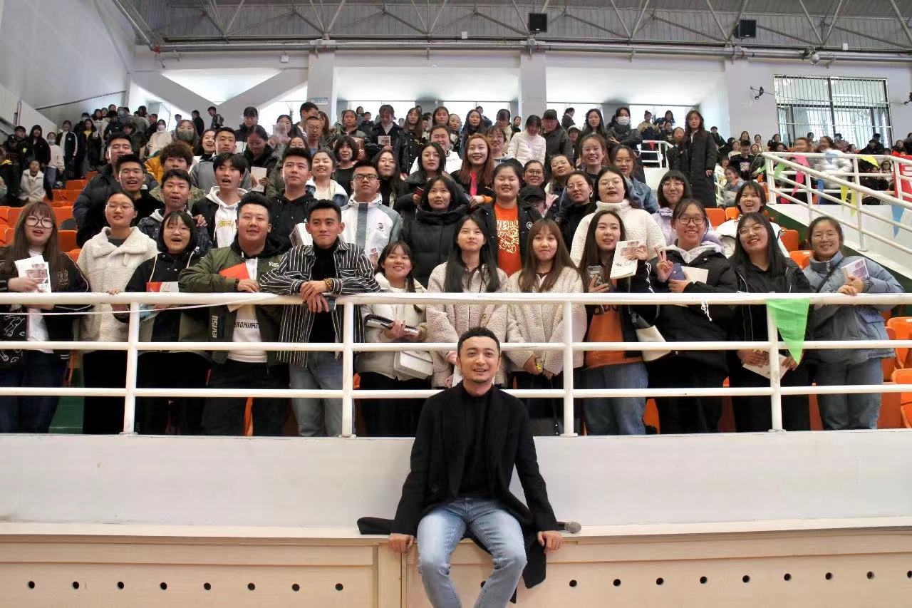 央視著名主持人尼格買提走進鴻德，與師生分享成長歷程