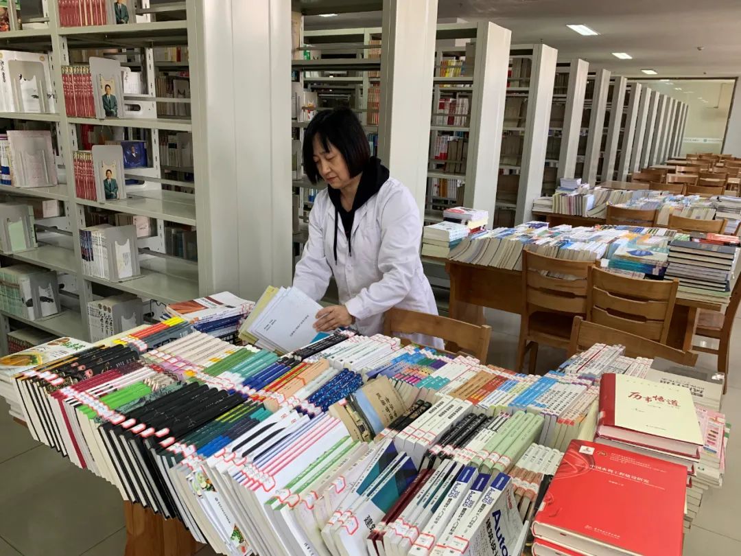 新書(shū)已上架、靜待師生閱！鴻德圖書(shū)館新書(shū)上架教師工作忙