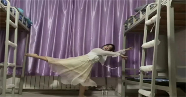 “疫”路有愛、溫暖前行——2022級新聞采編與制作班開展線上文藝表演