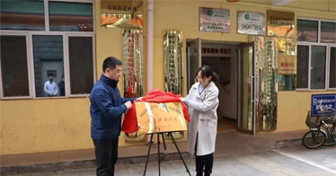 內蒙古鴻德文理學院“鴻通卡”志愿服務項目在新城區東街街道河西社區揭牌運行