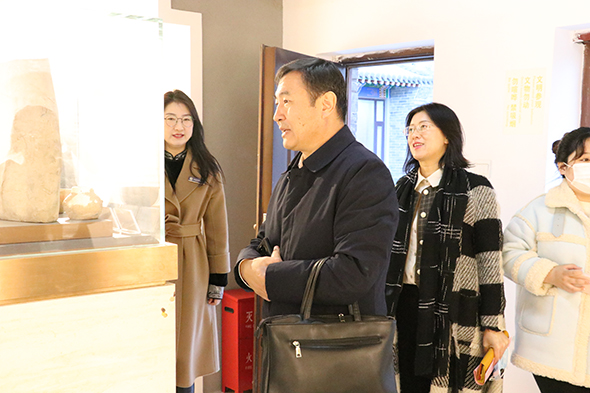 內蒙古自治區社科聯黨組書記烏恩奇來北方巖畫研究所調研并參加赤峰巖畫研討會