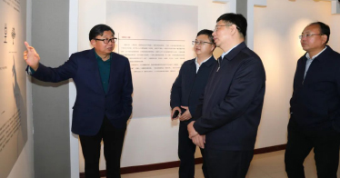 自治區(qū)政協(xié)副主席、工商聯(lián)主席安潤生到內蒙古鴻德文理學院調研