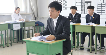 4600多名鴻德畢業生完成大學期間的最后一門“考試”