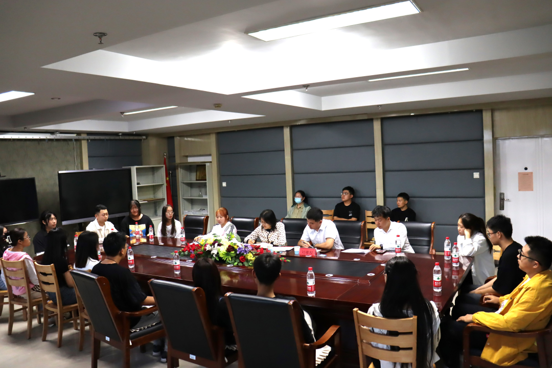 共青團內蒙古鴻德文理學院委員會召開社團干部報告會