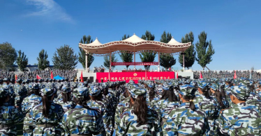 內蒙古鴻德文理學院舉行2023級新生軍訓閉營儀式