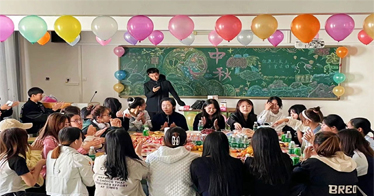 明月寄相思，師生共此時！學院給留校學生過中秋節