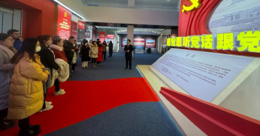 鴻德師生黨員參觀“感黨恩、聽(tīng)黨話、跟黨走”主題展，多家媒體給予報(bào)道