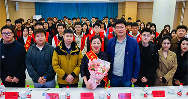 學習雷鋒精神、傳承榜樣力量！道德模范何紅走進鴻德北校區