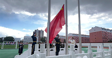 學院國旗護衛隊走進幼兒園、中小學舉行升旗儀式