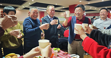 周玉樹院長除夕夜慰問在校教職工