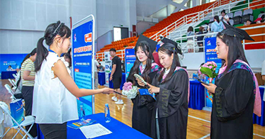 學(xué)院舉行“丁香扎根 就在青城”專場招聘會(huì)