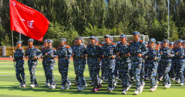 學院舉行2025級新生軍訓隊列評比