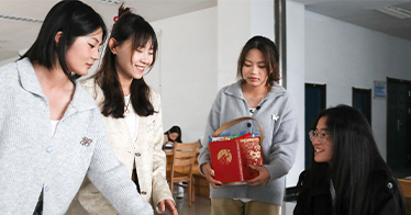 學院為留校學子發放中秋月餅